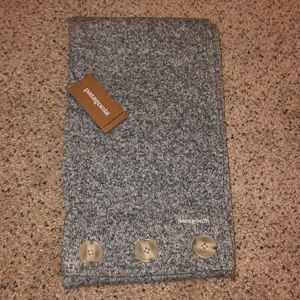 Patagonia woman’s scarf